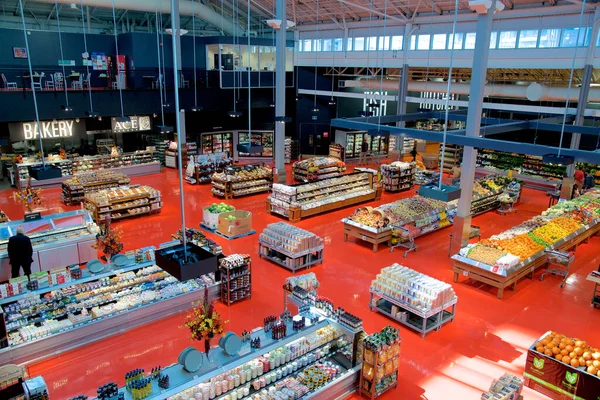 Kanada 'daki süpermarketin yüksek açılı görüntüsü