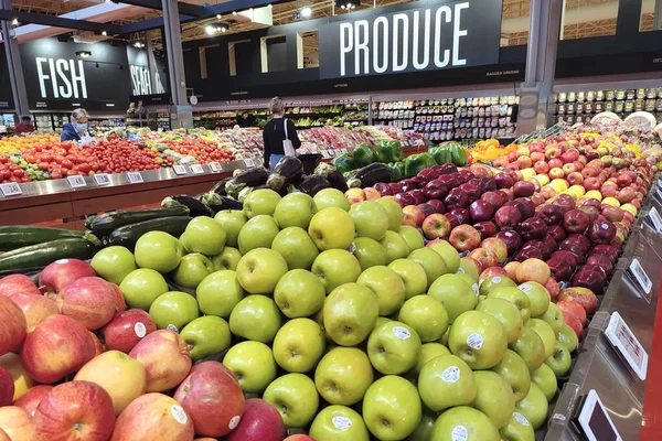 Gyümölcs Eladó Szupermarketben — Stock Fotó