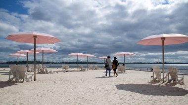 Toronto, Ontario / Kanada - 12 Eylül 2022: Pembe plaj şemsiyeleri ve Adirondack sandalyeleriyle Toronto 'da popüler bir turizm beldesi