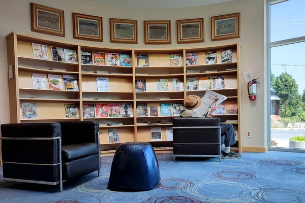 Ένας Ανώτερος Άνδρας Διαβάζει Εφημερίδα Στη Βιβλιοθήκη Μάθηση Και Εκπαίδευση — Φωτογραφία Αρχείου