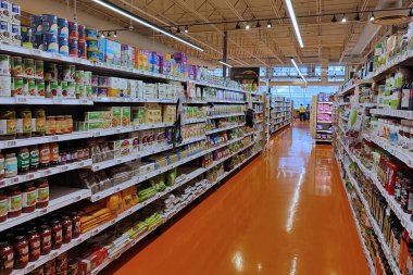 Toronto, Kanada - 09-22-2022: Süpermarkette ticari mallarla dolu raflar.