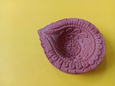 Festival ve dekoratif tasarım amaçlı toprak lambası görünümü