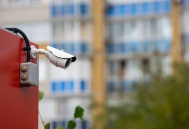 Duvardaki modern CCTV kamerası. Bulanık bir şehir manzarası. İzleme ve izleme kavramı.