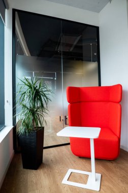modern iç mekan ve arka planda kırmızı sandalye