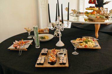 Ahşap bir masada lezzetli bir suşi..