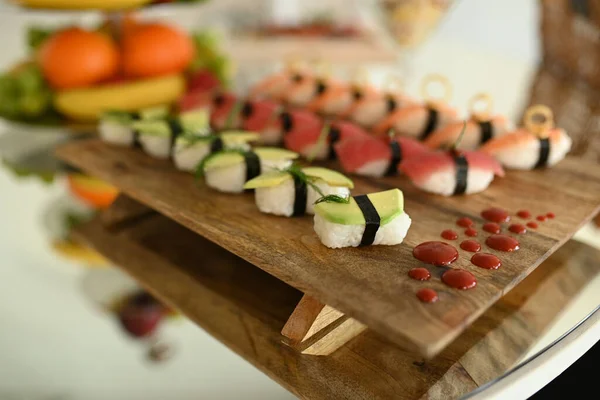 Smaklig Sushi Ett Träbord — Stockfoto