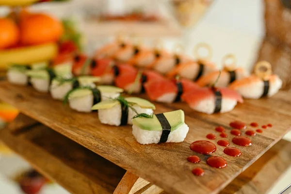 Savoureux Sushi Sur Une Table Bois Photos De Stock Libres De Droits