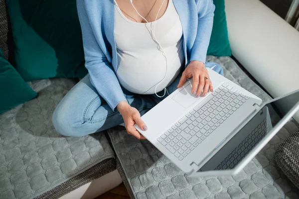 Una Mujer Embarazada Caucásica Sienta Con Las Piernas Cruzadas Sofá Fotos De Stock