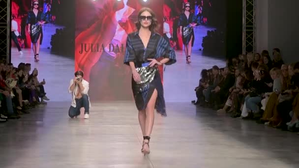 Modelka spaceruje po wybiegu Julii DALAKIAN. MERCEDES-BENZ FASHION WEEK RUSSIA. — Wideo stockowe