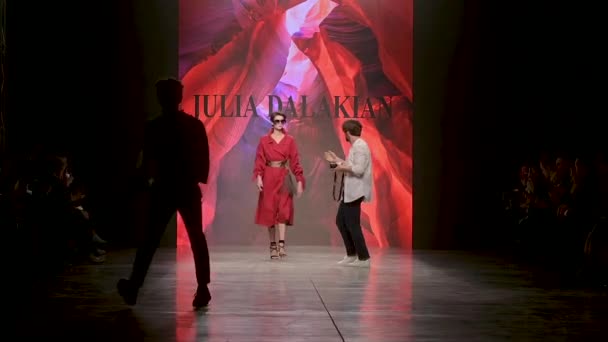 En modell går på JULIA DALAKIAN catwalk. MERCEDES-BENZ FASHION WEEK RUSSIA. — Stockvideo