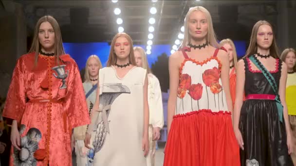 Un mannequin marche sur la passerelle SERGEY SYSOEV. MERCEDES-BENZ FASHION WEEK RUSSIE. — Video