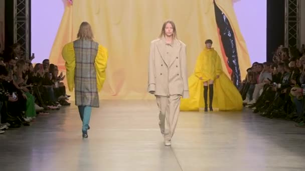 Un mannequin marche sur la passerelle ROGOV. MERCEDES-BENZ FASHION WEEK RUSSIE. — Video