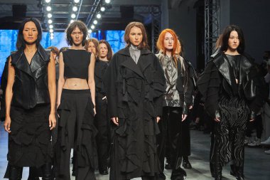 19 Ekim 2021, Moskova, Rusya. Mercedes-Benz Havacılık Haftası Rusya 'da. ABZAEVA podyumunda bir model yürüyor. Bahar - Yaz 2022