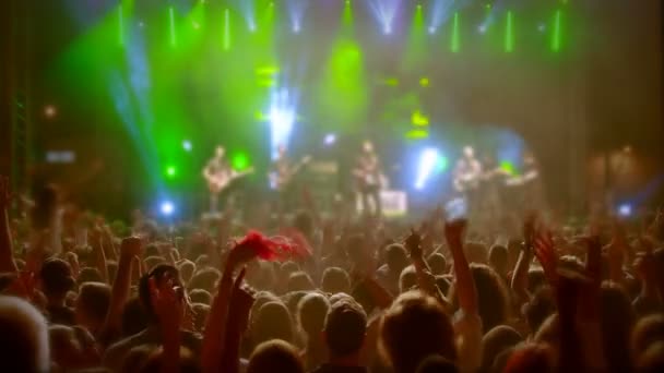 Multitud de personas bailando en el concierto de rock 'n roll — Vídeo de stock