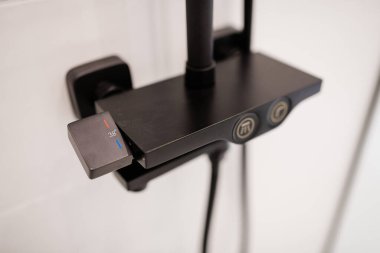 Siyah, metal çatı katı çeşmesi.