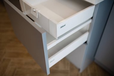 Mutfak ve raflar için modern mandal mekanizmaları