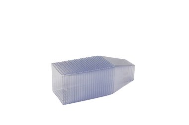 Beyaz arkaplanda plastik şeffaf gözlük ambalajı