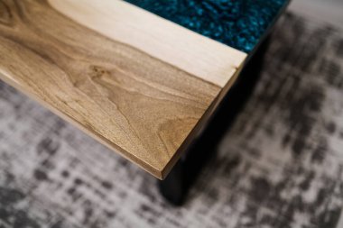 Epoksi mavi reçineli ahşap masa