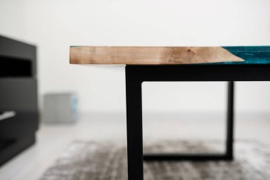 Çatı katı tarzında ahşap ve epoksi yapılmış yeni moda modern masa