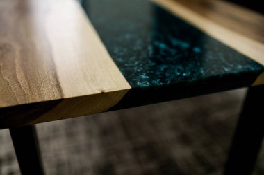 Epoksi reçineli parlak, temiz ahşap bir masa.