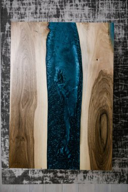 Yukarıdan gelen epoksi reçine mavisi manzaralı ahşap bir masanın kapağı