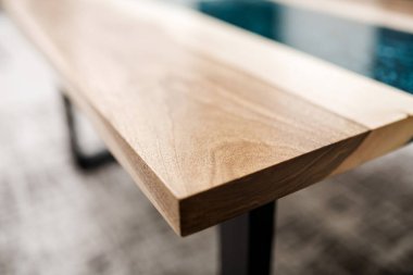 Doğal ahşap ve epoksi reçineden yapılmış yeni bir sehpa.