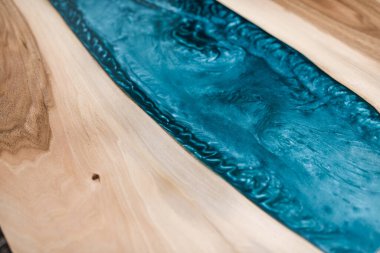 Mavi renkli epoksi ve doğal ahşap hacmi.