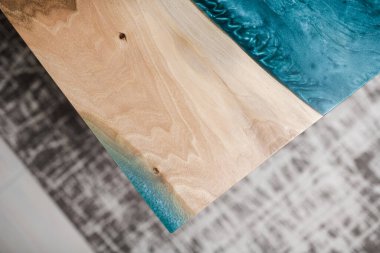 Doğal ahşap ve epoksi reçineden yapılmış çatı katı masası.