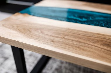 Çatı katı tarzı kahve masası epoksi reçinesi ve meşe ağacından yapılmıştır.
