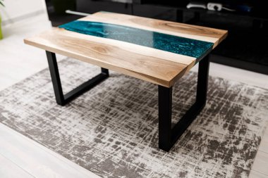 içinde epoksi reçine olan metal bacaklı sehpa.