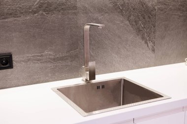 Mutfak yüzeyinde metal kare lavabo