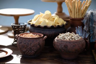 Lezzetli fındıklar ve fıstıklar masada tabakta biraya