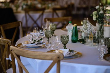 Güzel, yeni, beyaz bir masanın üzerinde cam eşyalar.