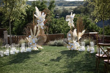 Yeşil çimenlikteki manzara bölgesi. Düğün süslemeleri ve mumlar.