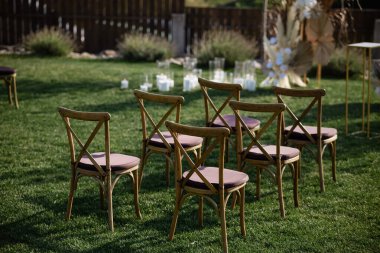 Doğal ahşaptan yapılmış bir sürü sandalye.