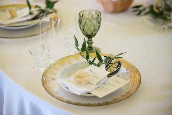 Gouden Plaat Met Akkoorden Bloemen Witte Tafel — Stockfoto