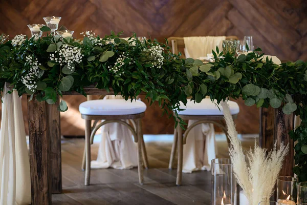 Bruidstafel Met Verse Bloemen Kaarsen — Stockfoto