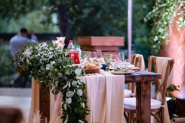 Eten Drinken Een Tafel Van Hout Met Bloemen — Stockfoto