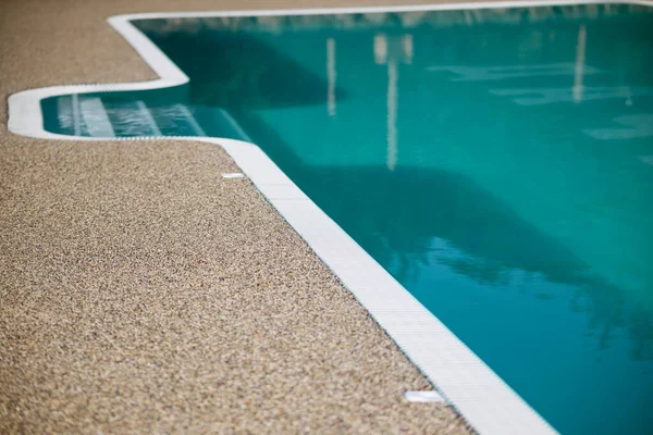 Klares Klares Wasser Schwimmbad Treppe Zum Pool Und Zur Seite — Stockfoto