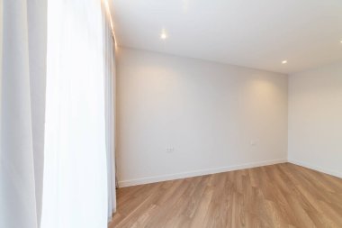 Koyu ahşap zeminli yeni boş ışık odası