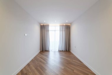 Geniş Pencereli Yeni Boş Oda Koyu perdeleri ve zeminleri