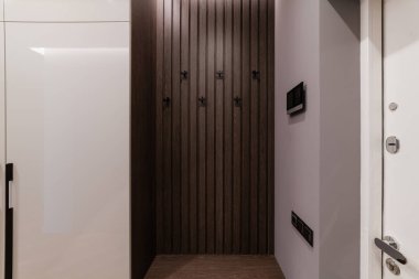 Evin yeni iç mekanı. Dış giyim için bir yer. Şeritte ahşap fiyat