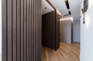 Odanın içinde ahşap bir duvar ve ışıklandırma var.