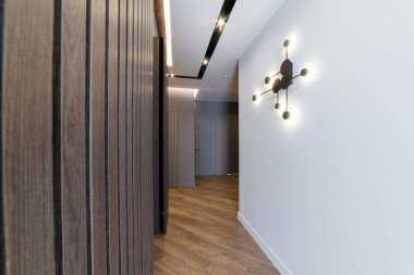 Beyaz duvarları ve odunları olan yeni bir evin içinde.