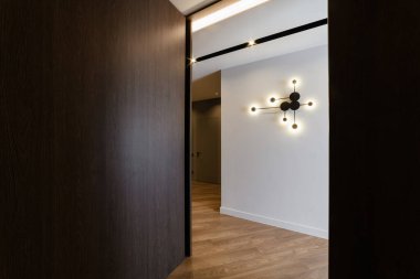 Aydınlık duvarları ve lambası olan modern bir evde şık bir iç mekan.