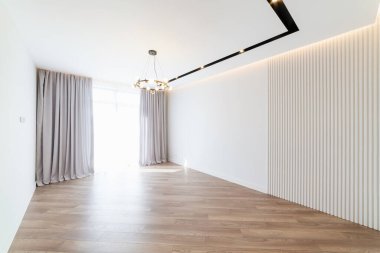 Beyaz bir odanın içinde siyah bir lamba, büyük bir pencere ve perdeler.