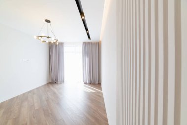 Zemini ve geniş penceresi olan yeni temiz odanın içi