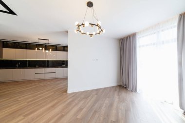 Beyaz duvarları ve penceresi olan stüdyo odasının modern iç tasarımı.