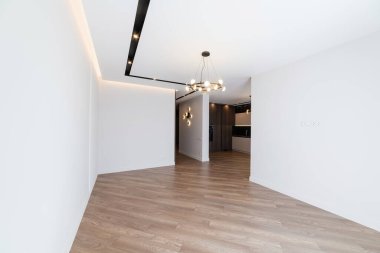 Beyaz duvarları ve siyah lambası olan yeni bir çatı katı tarzı iç mekan.