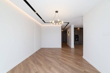 Evin yeni, temiz bir odası. Koyu lambaları ve doğal ahşaptan yapılmış zemini var.